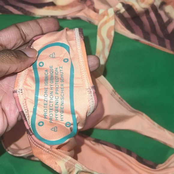 Icon Swim Swimsuit size Medium - Picture 4 of 4